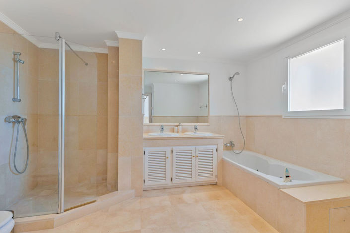Image No.23-3 Bed Townhouse for sale