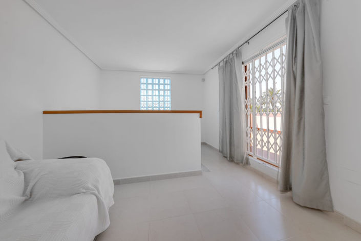 Image No.14-3 Bed Townhouse for sale