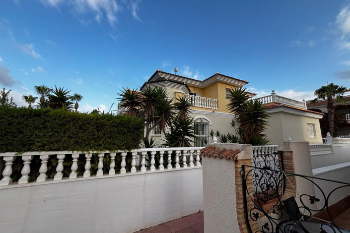 Image No.16-4 Bed Townhouse for sale