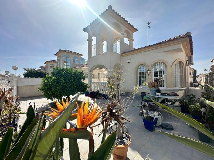 2 Bedroom Detached Villa with Large Solarium