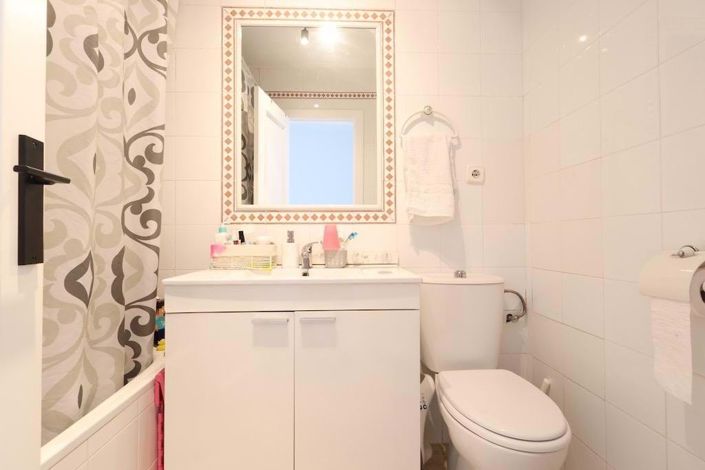Image No.18-2 Bed Property for sale