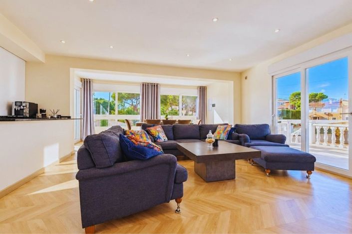 Image No.8-5 Bed Villa for sale