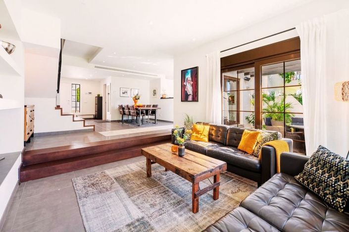 Image No.2-4 Bed Townhouse for sale