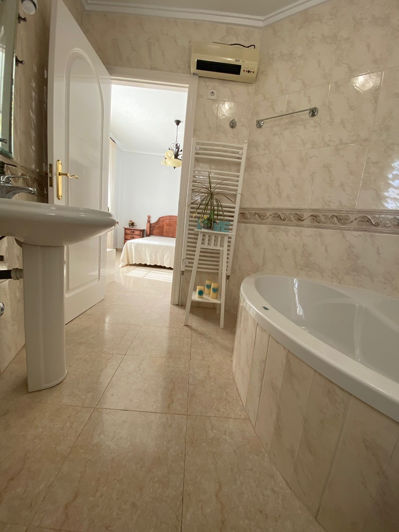 Image No.18-3 Bed Semi-Detached for sale