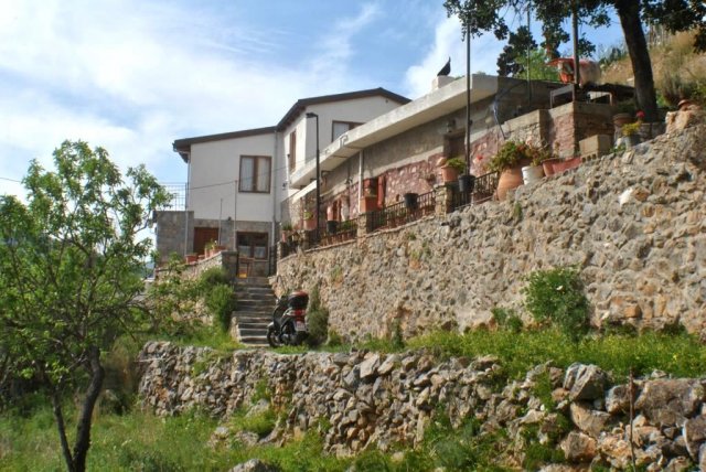 Image No.2-4 Bed House for sale