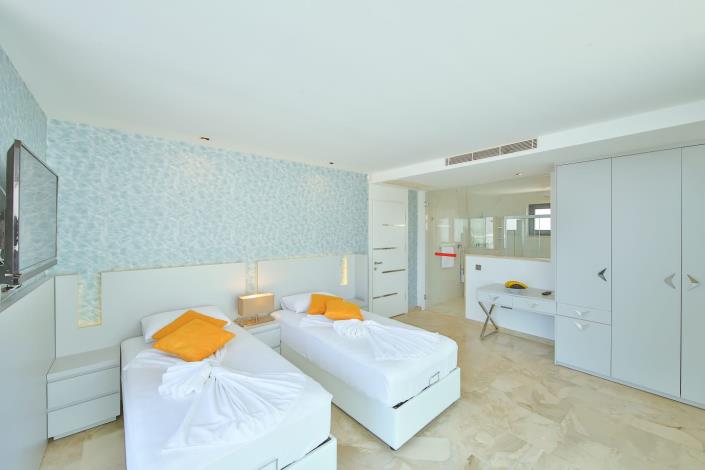 Image No.8-5 Bed Villa / Detached for sale