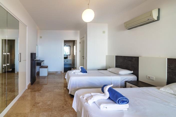 Image No.25-5 Bed Villa / Detached for sale