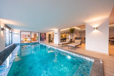 indoor-pool-and-seating