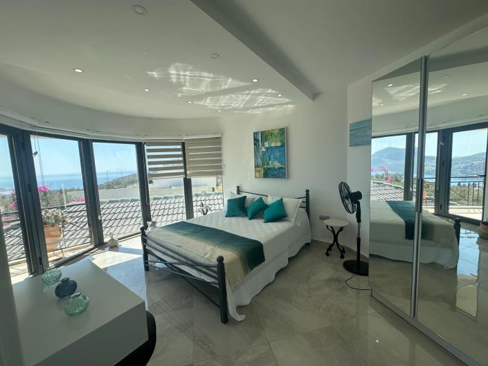 Image No.53-6 Bed Villa / Detached for sale