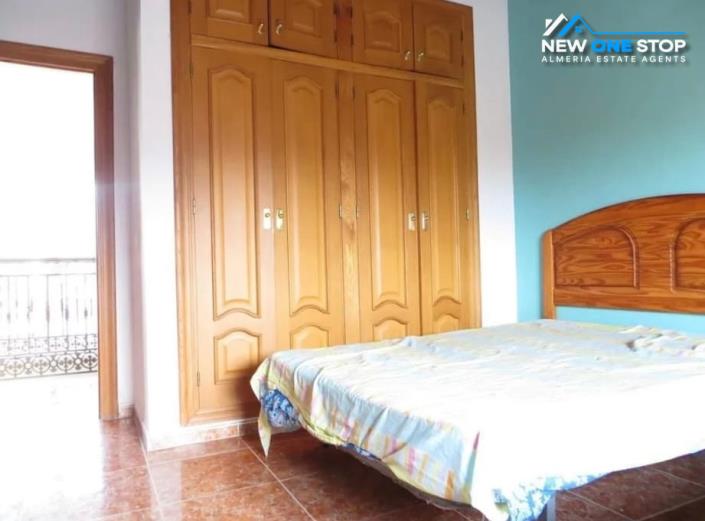 Image No.18-6 Bed House for sale