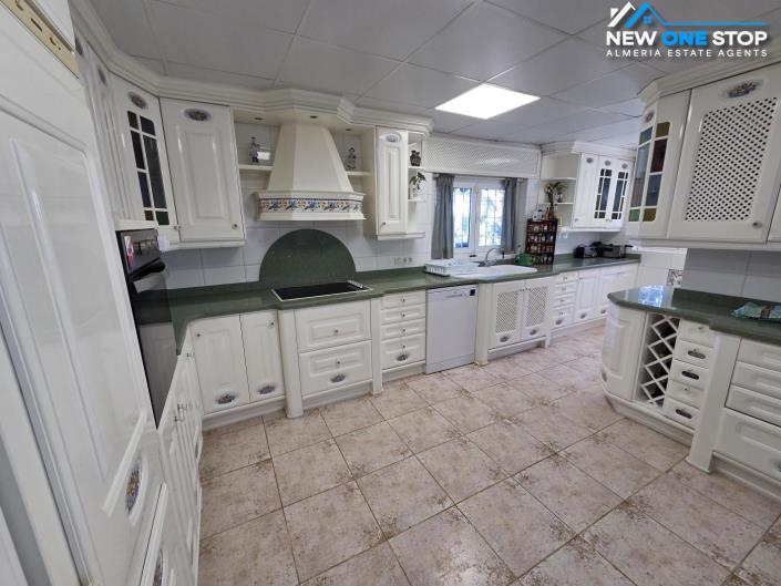 Image No.12-7 Bed Villa for sale