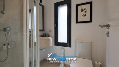 Downstairs-bathroom--1----copia