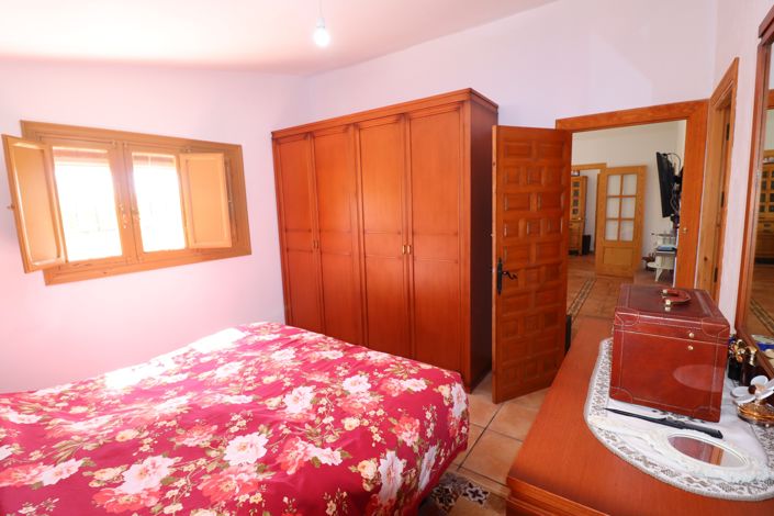 Image No.20-4 Bed Country House for sale