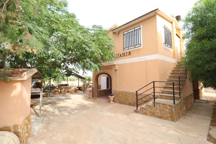 Image No.1-4 Bed Country House for sale
