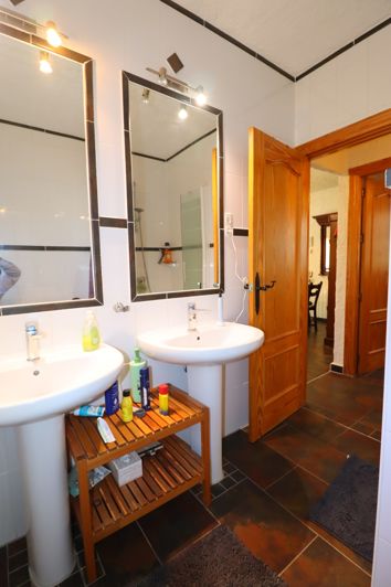 Image No.28-4 Bed Country House for sale