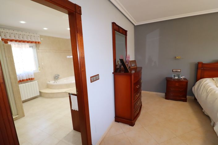 Image No.28-4 Bed Villa for sale