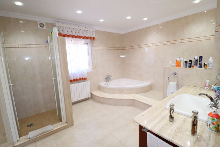 Image No.29-4 Bed Villa for sale