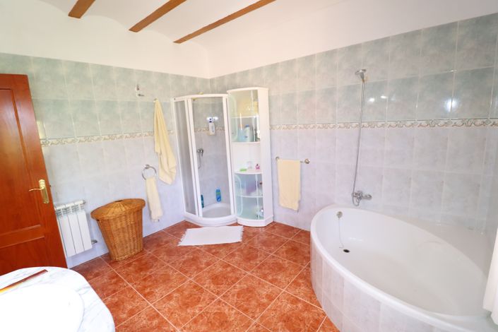 Image No.30-4 Bed Country House for sale