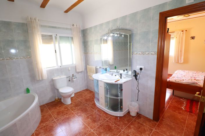 Image No.31-4 Bed Country House for sale