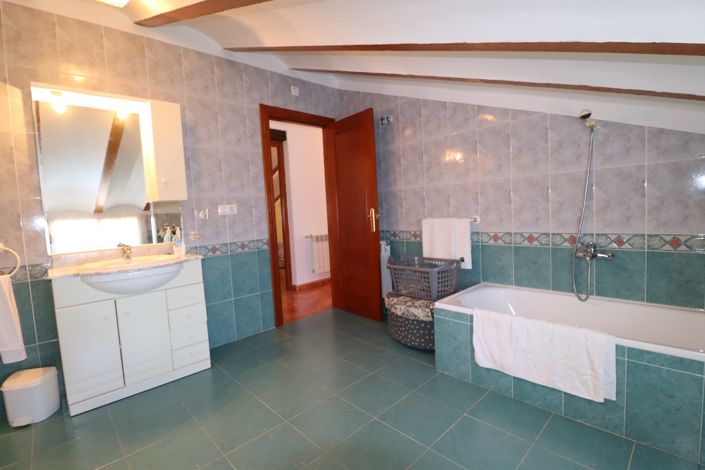 Image No.37-4 Bed Country House for sale