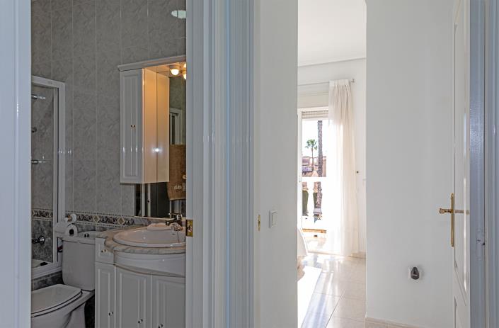 Image No.20-2 Bed Townhouse for sale