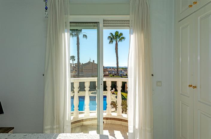 Image No.16-2 Bed Townhouse for sale