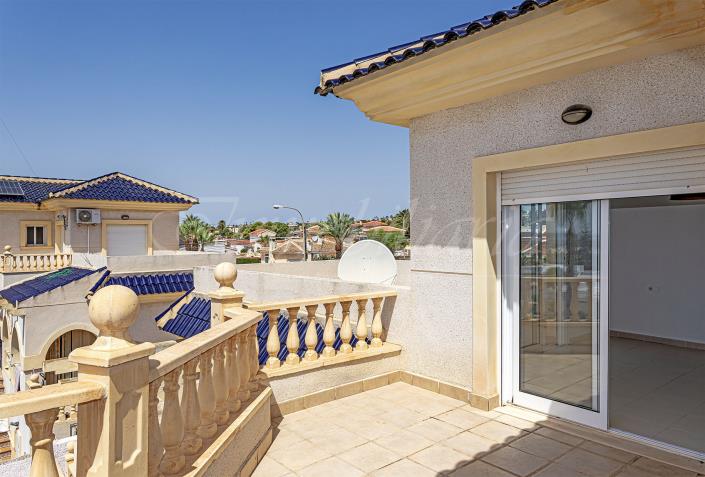 Image No.36-5 Bed Villa / Detached for sale