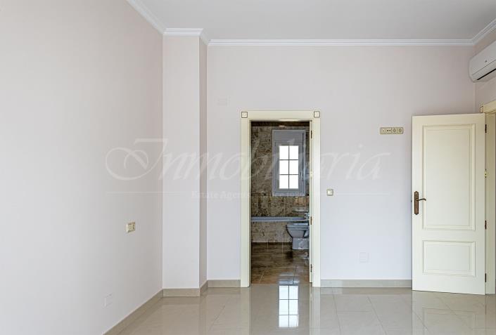 Image No.40-4 Bed Villa / Detached for sale