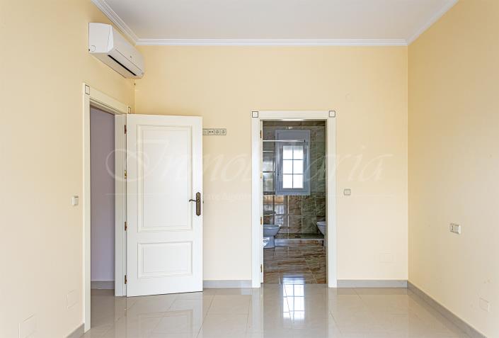 Image No.52-4 Bed Villa / Detached for sale