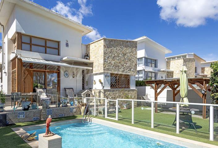 Image No.1-3 Bed Villa / Detached for sale