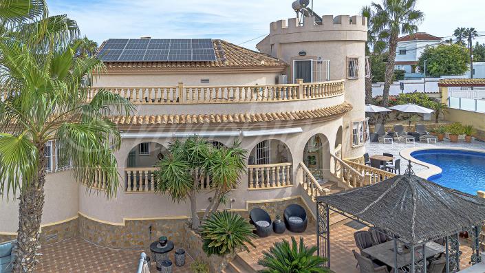 Image No.5-4 Bed Villa / Detached for sale