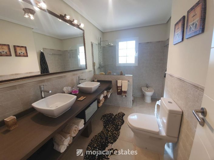 Image No.10-7 Bed Villa for sale