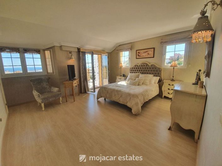 Image No.9-7 Bed Villa for sale