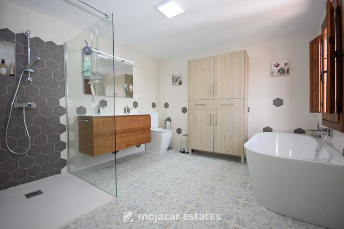 Image No.15-3 Bed Country House for sale
