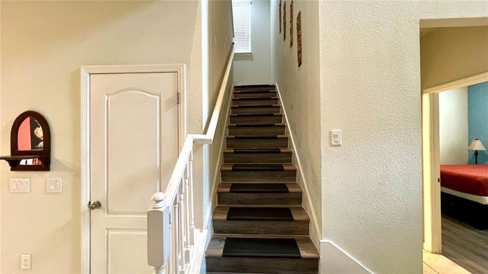 Image No.8-8 Bed House for sale