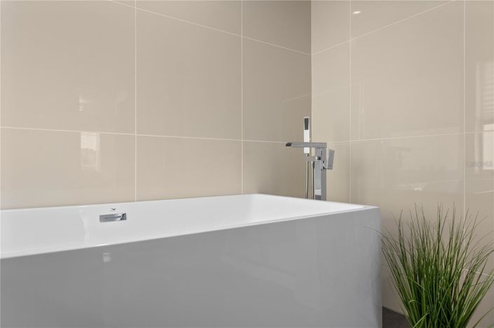 Image No.43-6 Bed House for sale