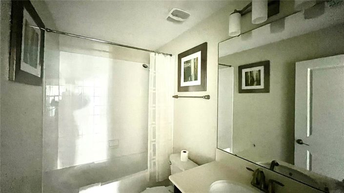 Image No.8-8 Bed House for sale