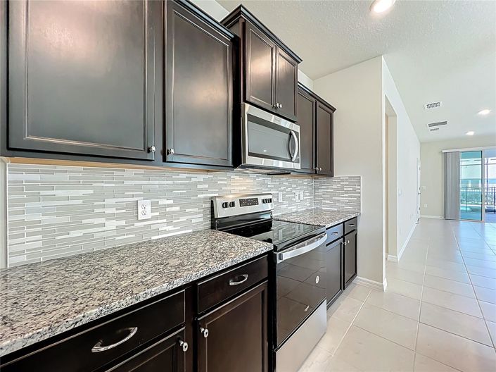 Image No.18-6 Bed House for sale