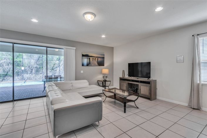 Image No.9-8 Bed House for sale