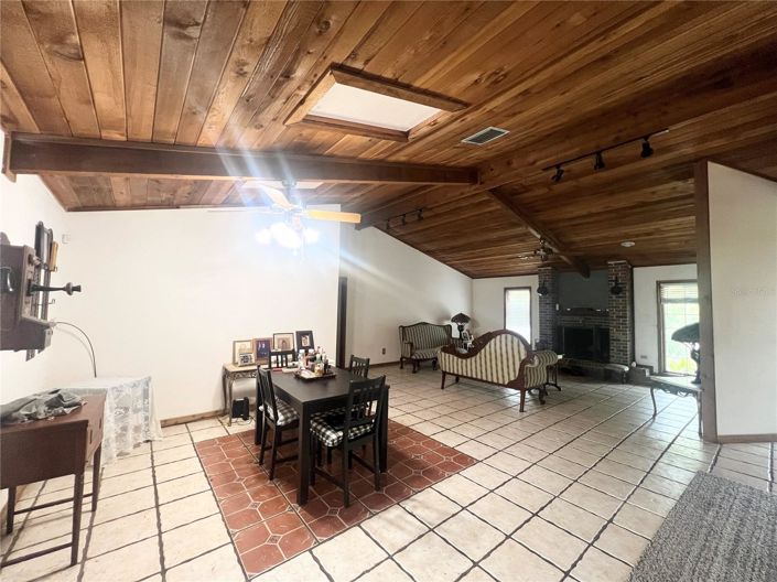 Image No.8-5 Bed House for sale