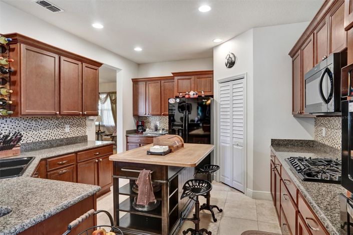 Image No.8-5 Bed House for sale