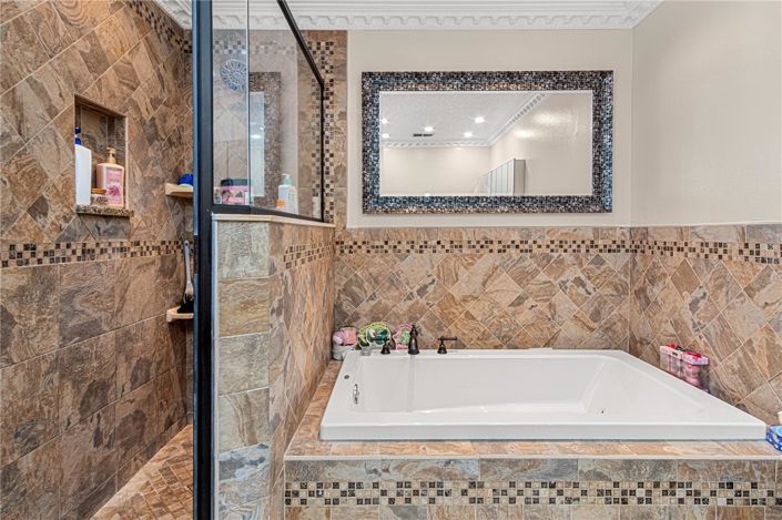 Image No.36-5 Bed House for sale