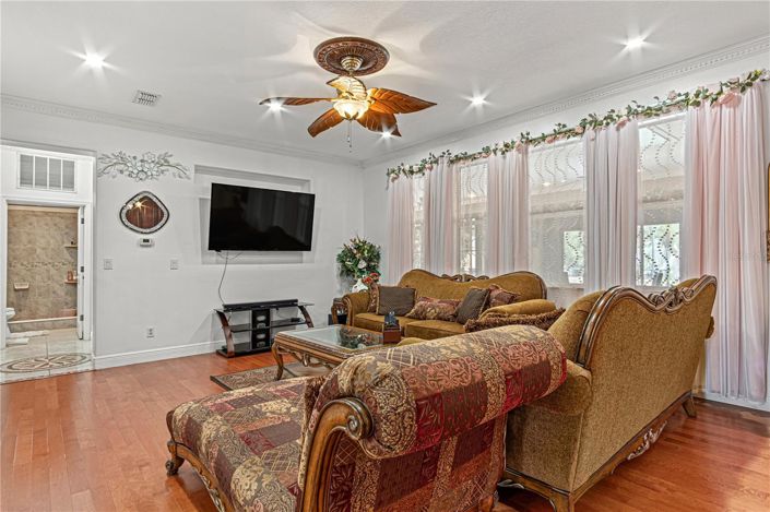 Image No.43-5 Bed House for sale