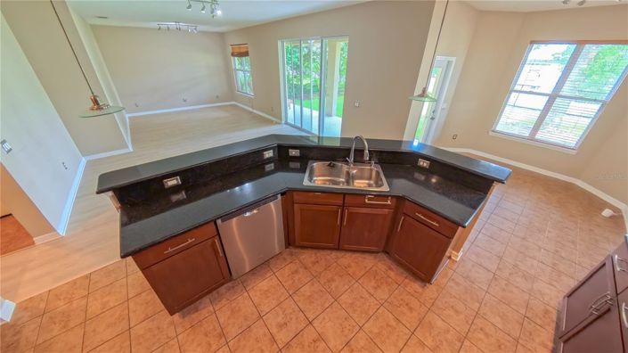 Image No.18-4 Bed House for sale