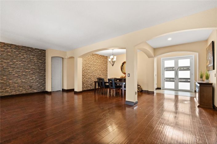 Image No.2-6 Bed House for sale