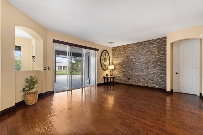 Image No.6-6 Bed House for sale