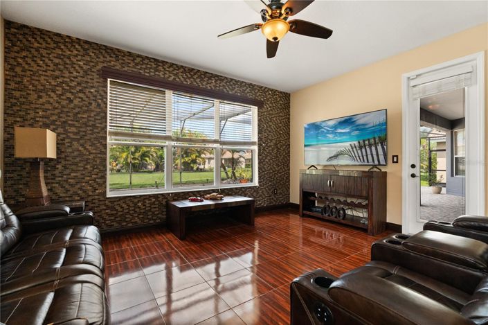 Image No.8-6 Bed House for sale