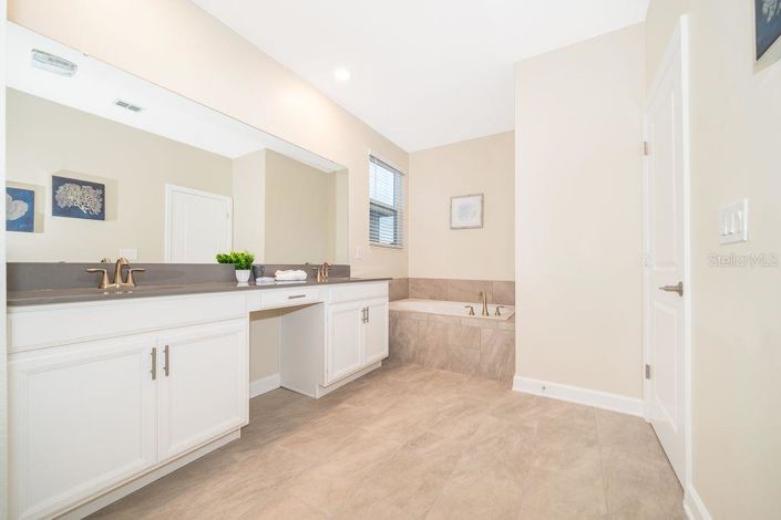 Image No.8-5 Bed House for sale