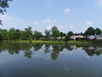 Mobile_homes_over_looking_the_lake_on_site