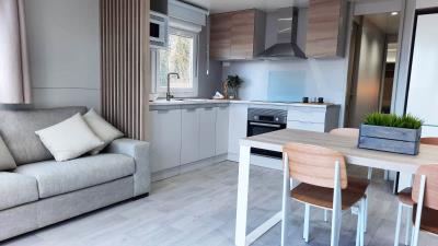 Bespoke-Oceania-UK-Showground-Caravans-in-the-Sun--8-